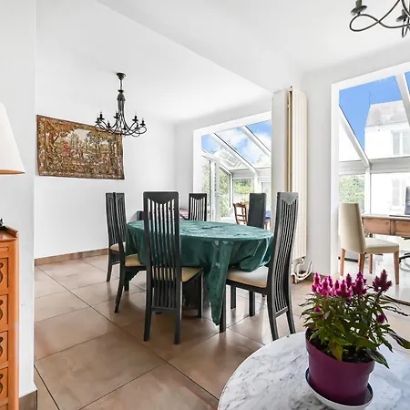 Holiday home Maison Familiale 8 Pers Jardin Jacuzzi Gare Parking Fontenay-sous-Bois